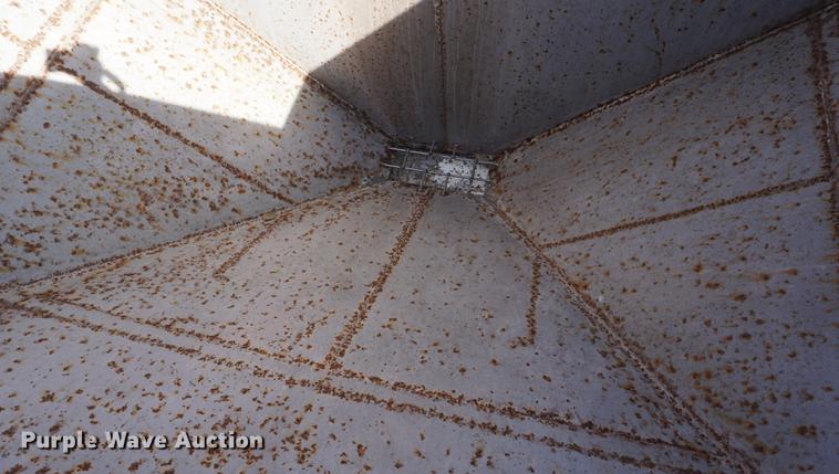 image for item DF1523 1984 Freightliner fertilizer tender truck