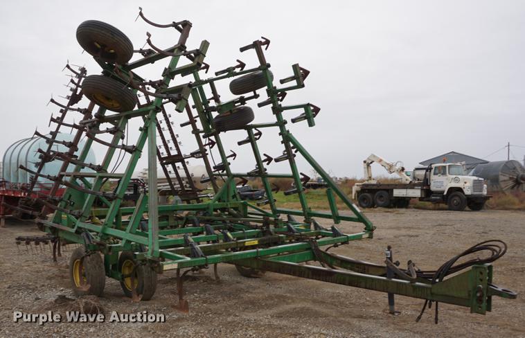 image for item DF1524 1991 John Deere 960 field cultivator