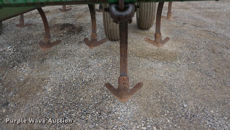 image for item DF1524 1991 John Deere 960 field cultivator