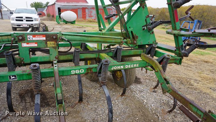 image for item DF1524 1991 John Deere 960 field cultivator
