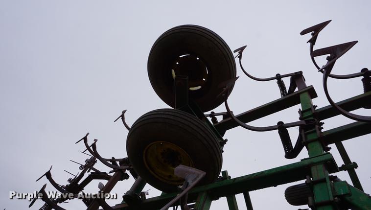 image for item DF1524 1991 John Deere 960 field cultivator