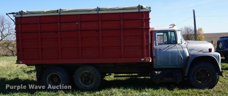image for item DF1586 1976 International Loadstar 1800 grain truck