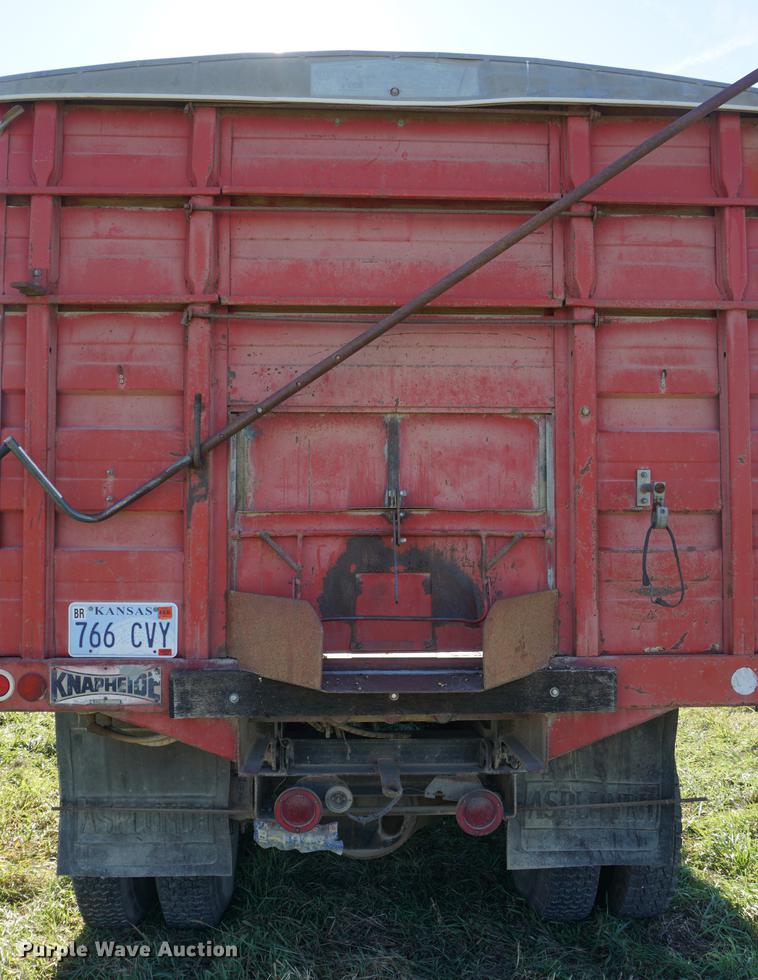 image for item DF1586 1976 International Loadstar 1800 grain truck