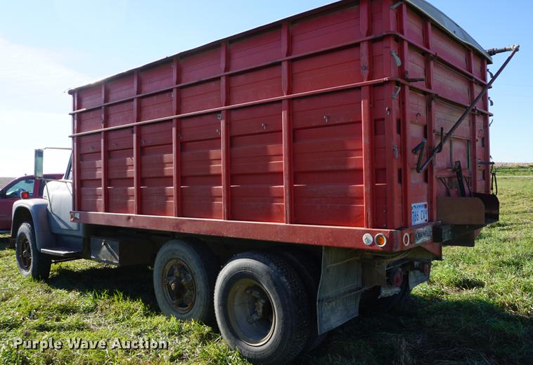 image for item DF1586 1976 International Loadstar 1800 grain truck