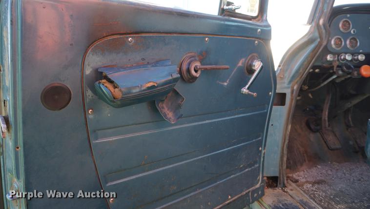 image for item DF1586 1976 International Loadstar 1800 grain truck