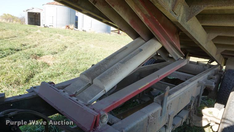 image for item DF1586 1976 International Loadstar 1800 grain truck