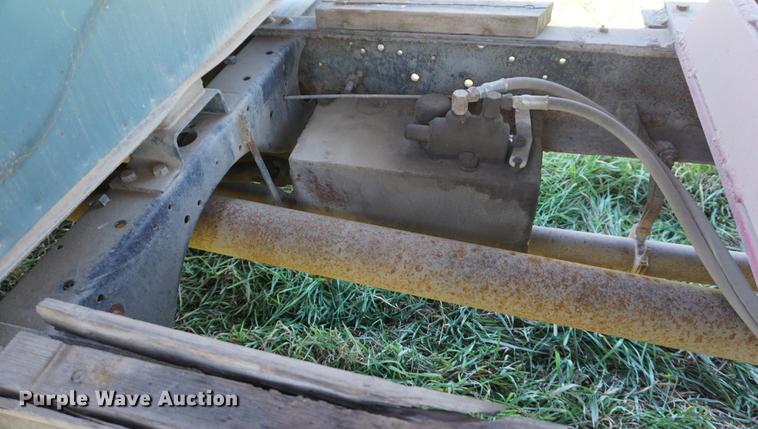 image for item DF1586 1976 International Loadstar 1800 grain truck