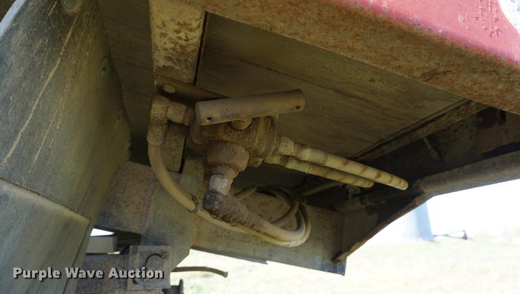 image for item DF1586 1976 International Loadstar 1800 grain truck