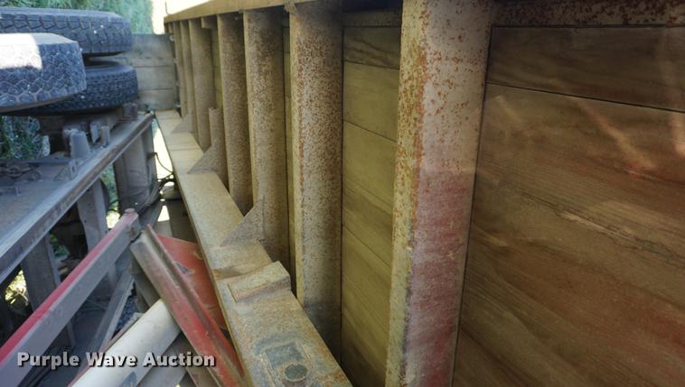 image for item DF1586 1976 International Loadstar 1800 grain truck