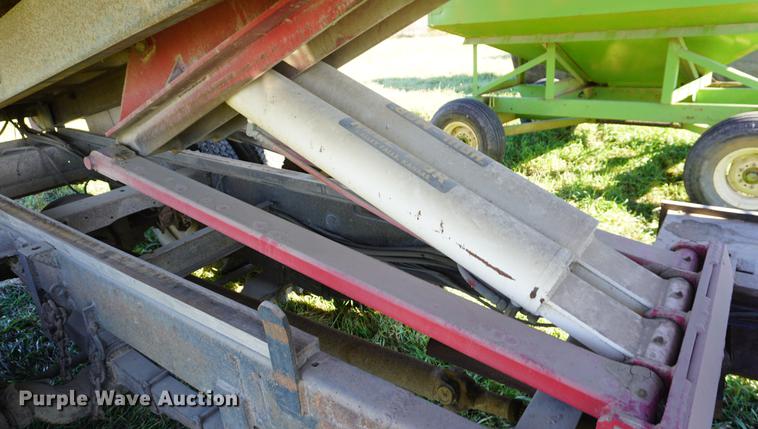 image for item DF1586 1976 International Loadstar 1800 grain truck