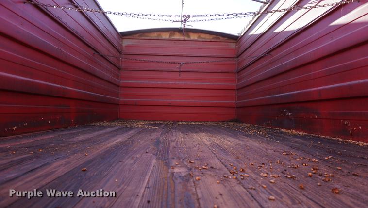 image for item DF1586 1976 International Loadstar 1800 grain truck