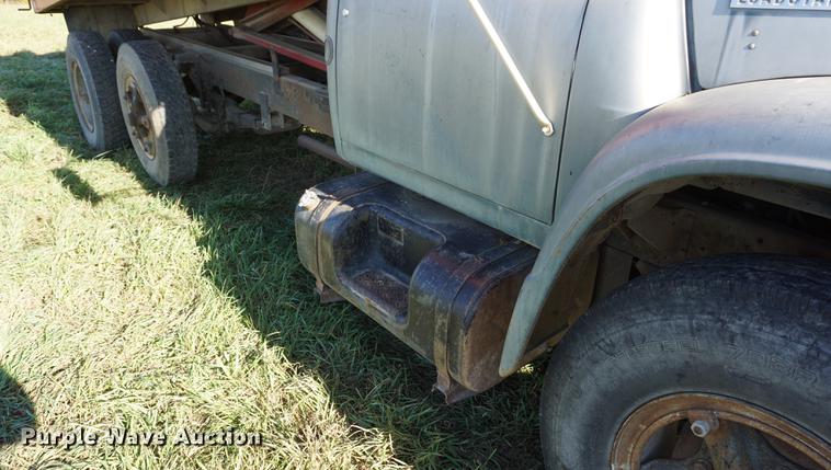 image for item DF1586 1976 International Loadstar 1800 grain truck