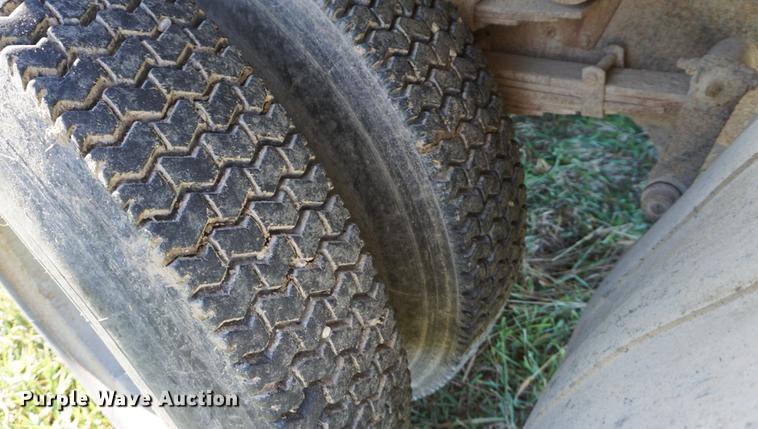 image for item DF1586 1976 International Loadstar 1800 grain truck