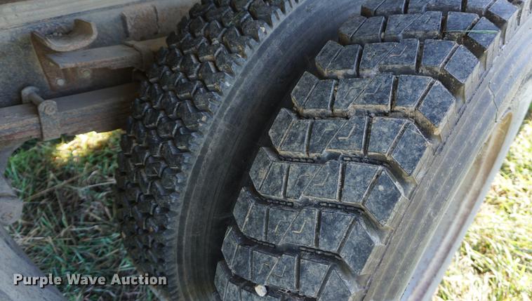 image for item DF1586 1976 International Loadstar 1800 grain truck