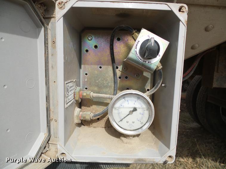 image for item DF2822 1999 Timpte Super Hopper grain trailer