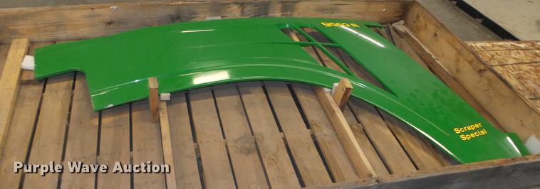 image for item EH9035 John Deere 9560R parts