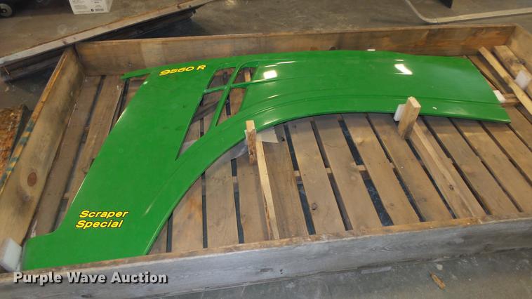image for item EH9035 John Deere 9560R parts