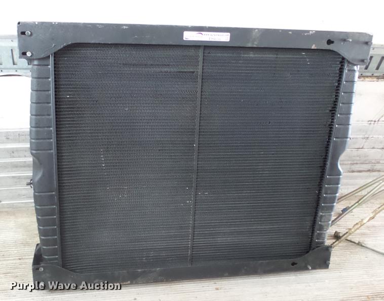 image for item EH9038 John Deere 9520 radiator
