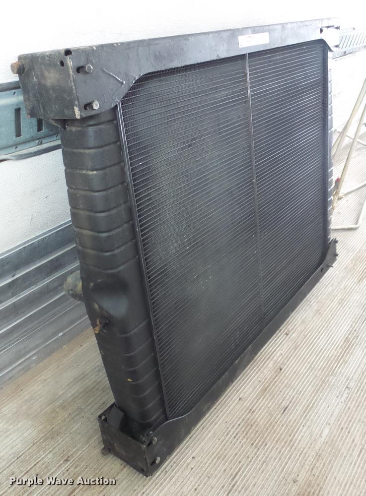 image for item EH9038 John Deere 9520 radiator