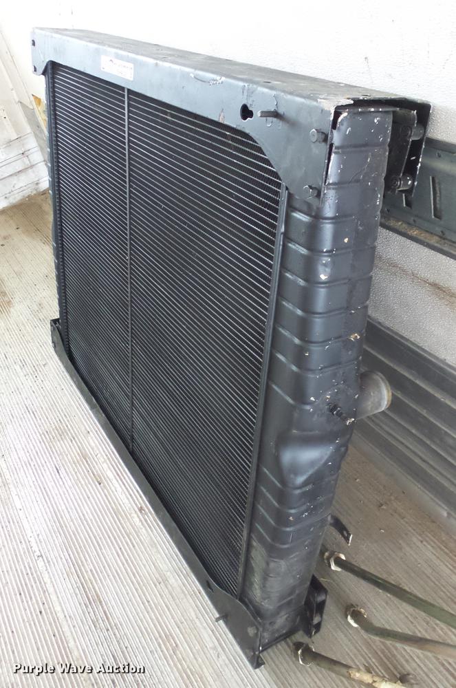 image for item EH9038 John Deere 9520 radiator