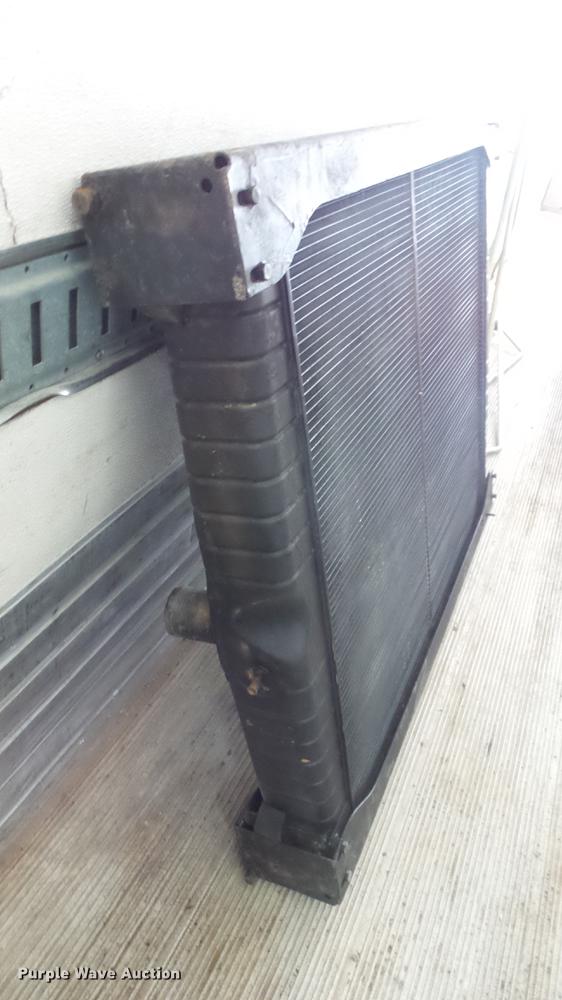 image for item EH9038 John Deere 9520 radiator