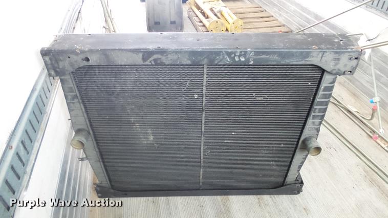 image for item EH9038 John Deere 9520 radiator