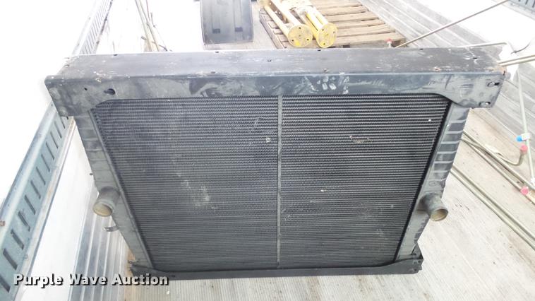image for item EH9038 John Deere 9520 radiator