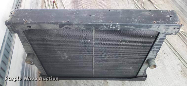 image for item EH9038 John Deere 9520 radiator