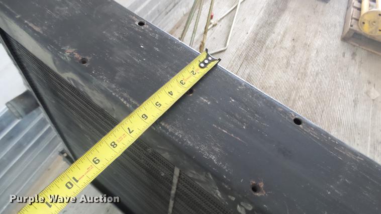 image for item EH9038 John Deere 9520 radiator