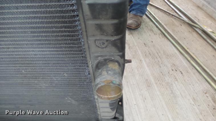 image for item EH9038 John Deere 9520 radiator