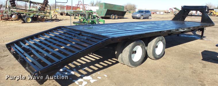 image for item EH9043 2001 PJ Trailers flatbed trailer