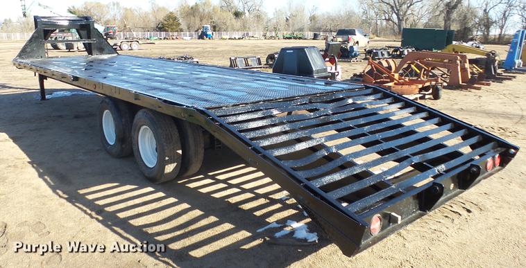 image for item EH9043 2001 PJ Trailers flatbed trailer