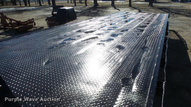 image for item EH9043 2001 PJ Trailers flatbed trailer