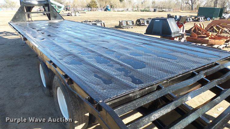 image for item EH9043 2001 PJ Trailers flatbed trailer