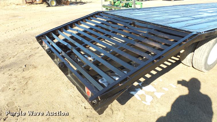 image for item EH9043 2001 PJ Trailers flatbed trailer