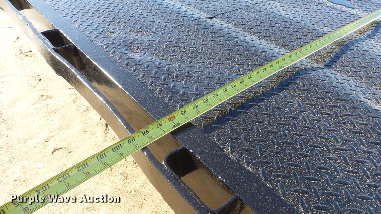 image for item EH9043 2001 PJ Trailers flatbed trailer