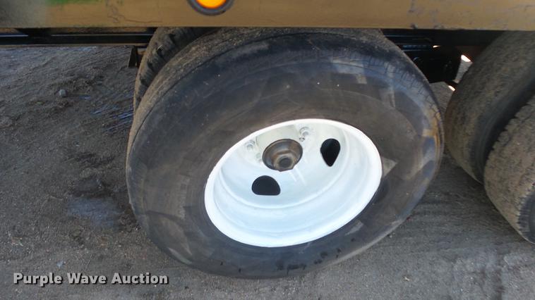 image for item EH9043 2001 PJ Trailers flatbed trailer