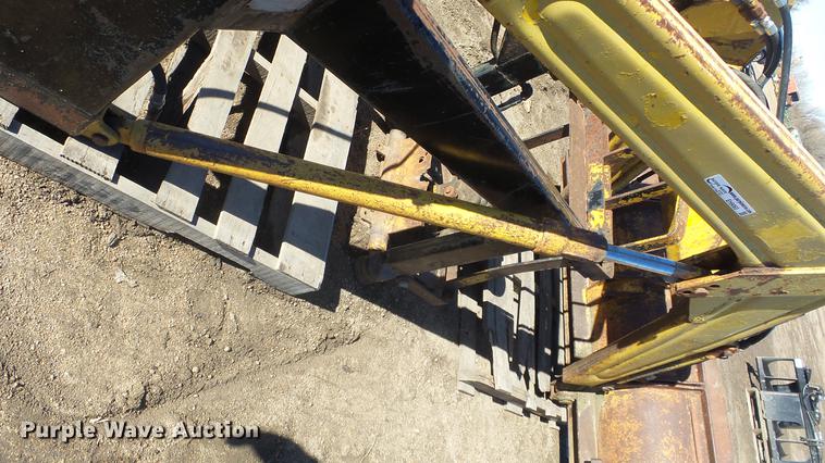 image for item EH9065 Davis loader