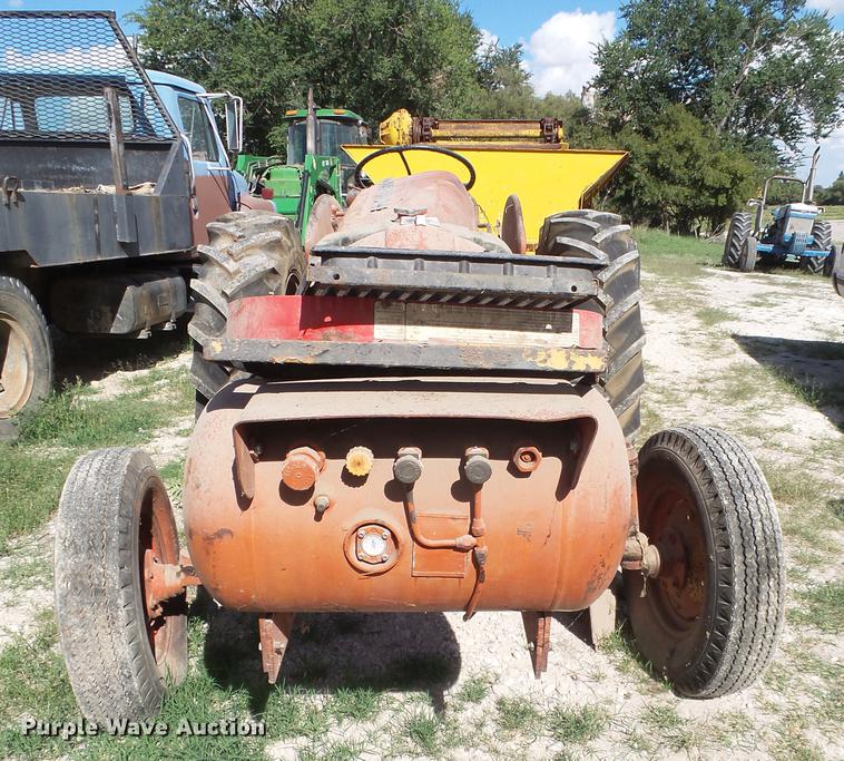 image for item EI9651 1958 International 350 tractor