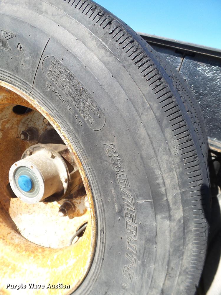 image for item EN9668 2006 XL Specialized 7050 drop deck sprayer trailer