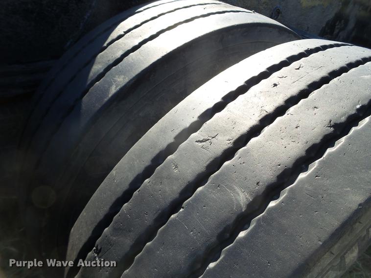 image for item EN9668 2006 XL Specialized 7050 drop deck sprayer trailer