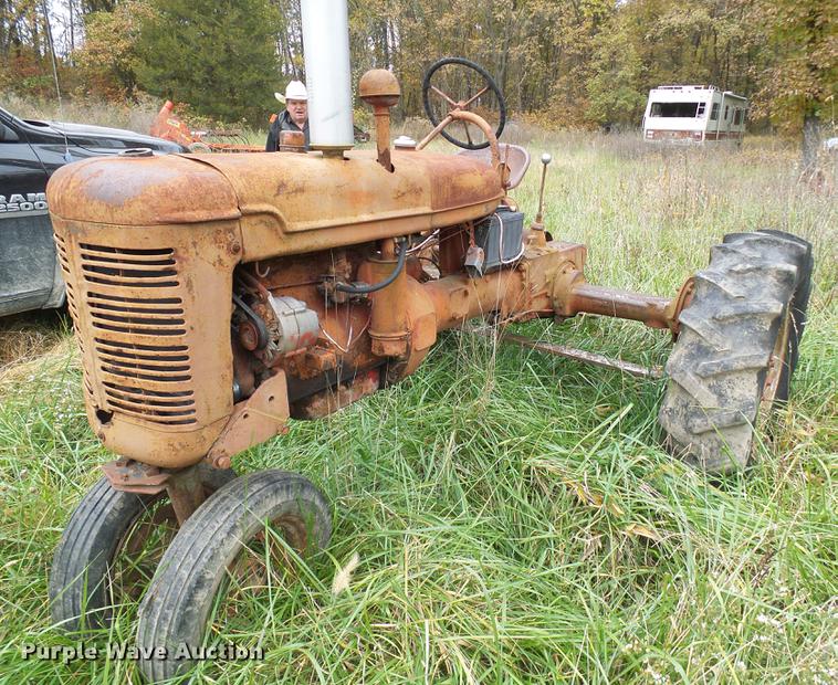 image for item EP9789 International B tractor