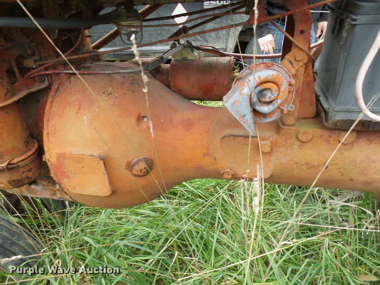 image for item EP9789 International B tractor