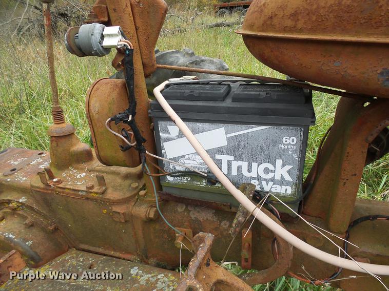 image for item EP9789 International B tractor