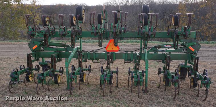 image for item EU9165 1991 John Deere 845 cultivator