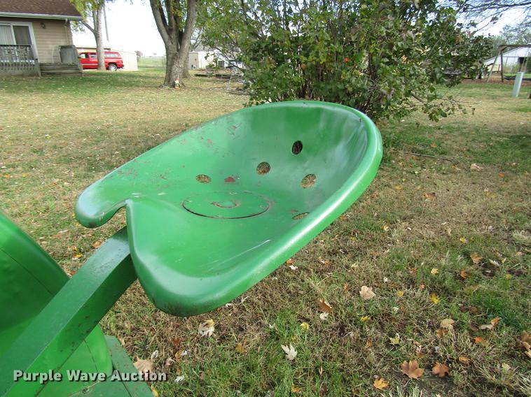 image for item FJ9551 John Deere D tractor