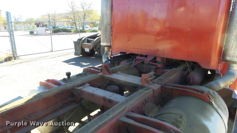 image for item DG2754 1989 Peterbilt 377 rollback truck