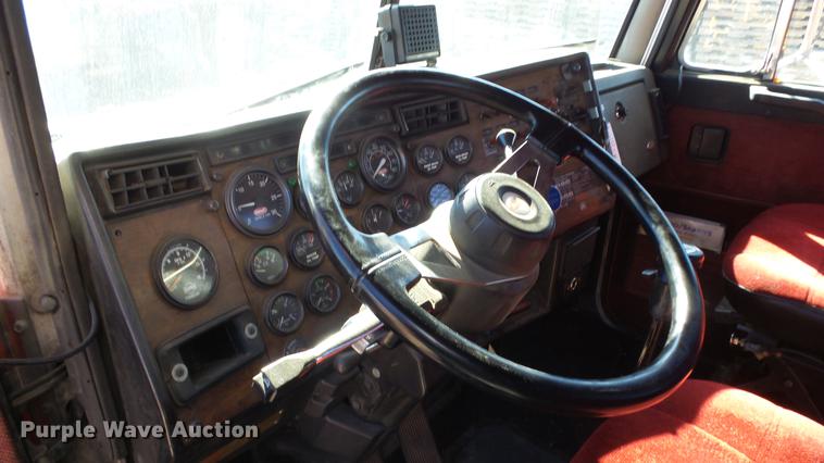 image for item DG2754 1989 Peterbilt 377 rollback truck