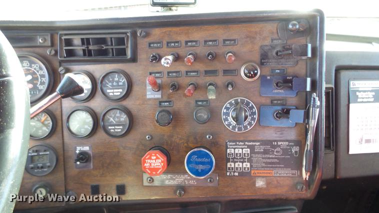 image for item DG2754 1989 Peterbilt 377 rollback truck