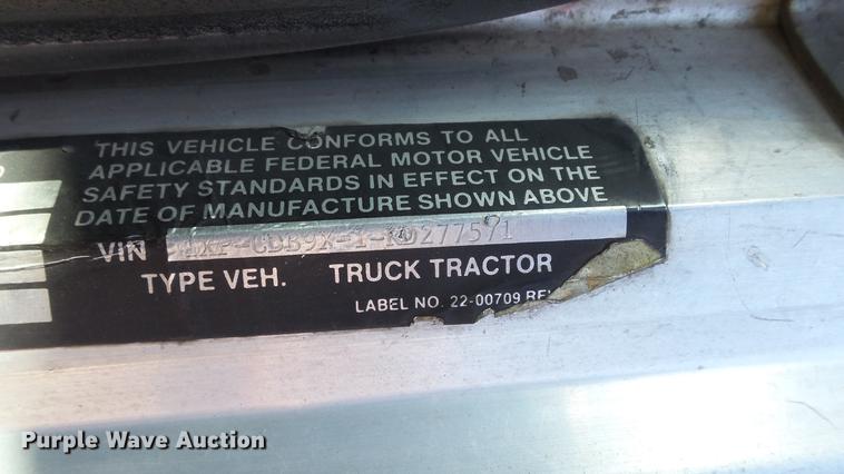 image for item DG2754 1989 Peterbilt 377 rollback truck